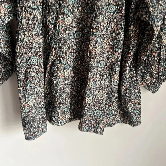 NEW Hatch the aster top in black garden floral - Picture 9 of 12